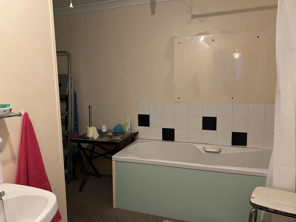 Lot: 10 - THREE-BEDROOM FLAT FOR INVESTMENT OR OCCUPATION - Bathroom with white bathroom suite and wall tiles